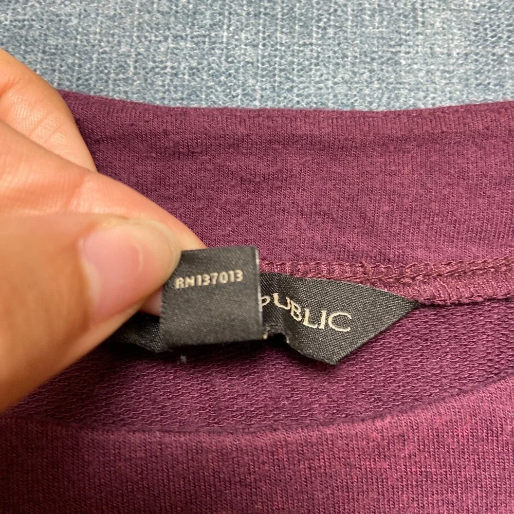 Banana Republic Blank T-Shirt Mens M Burgundy Side Slit Performance Crew Neck
